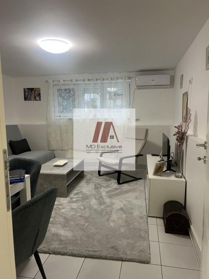 Na prodaju dvosoban stan u Zemun​u