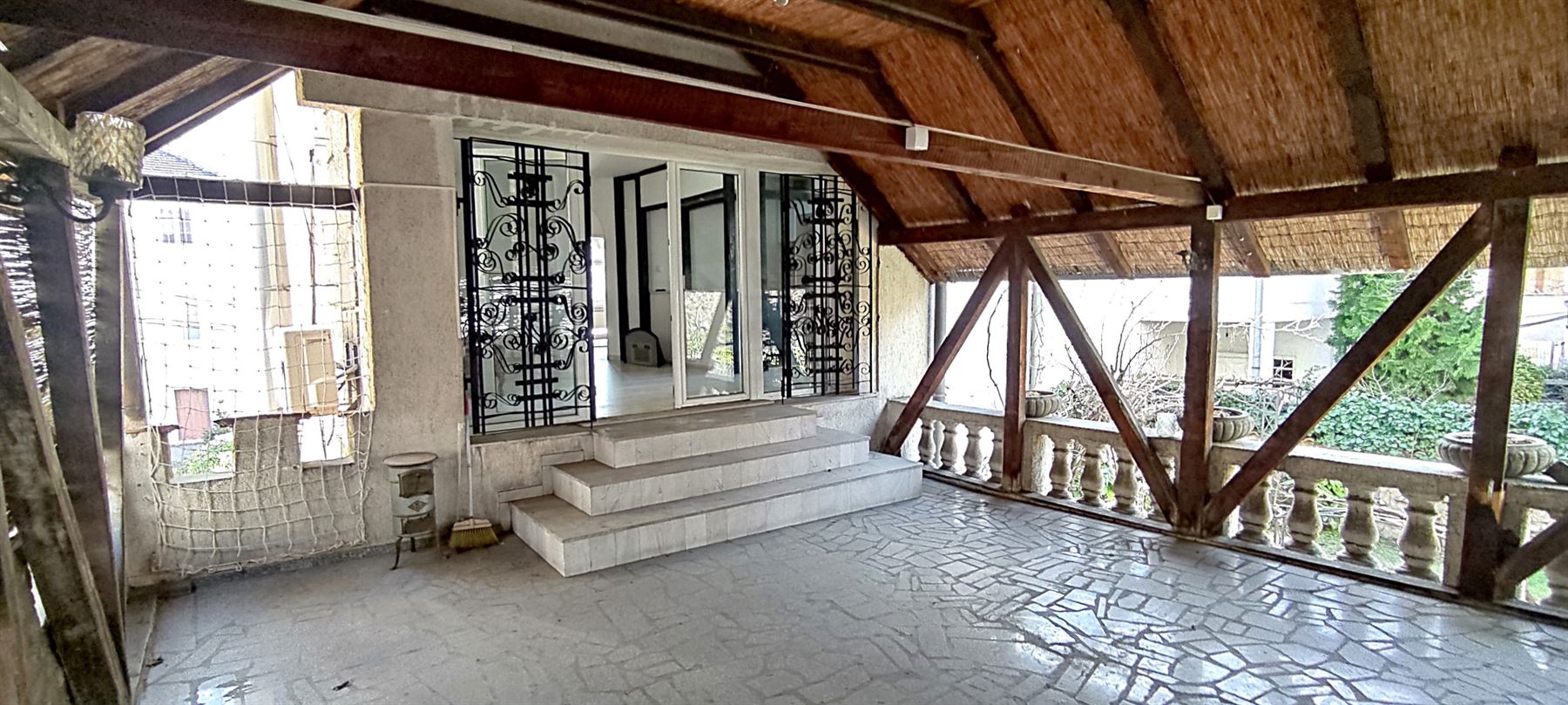 Neimar, sprat kuće sa velikom terasom, namešteno po želji