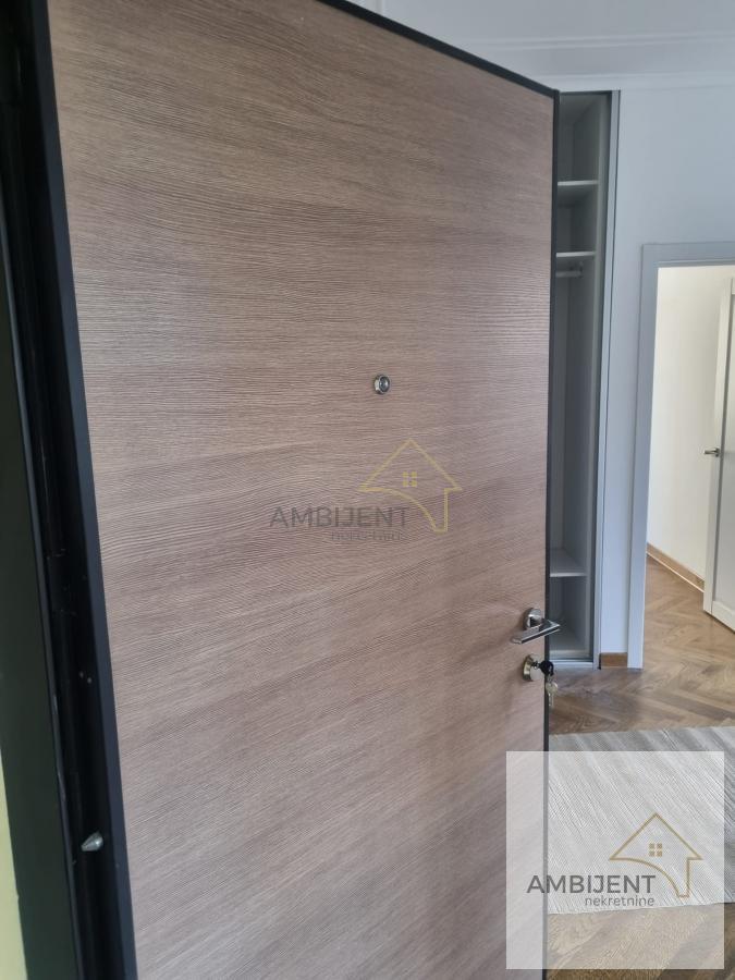 Južni Bulevar potpuno renoviran uknjizen odlicna cena na Vracaru