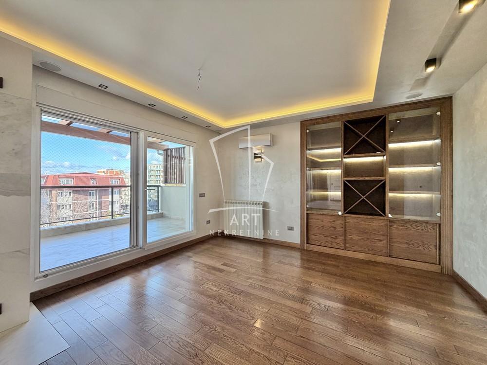 Atraktivan stan sa dva garažna mesta ID#14230