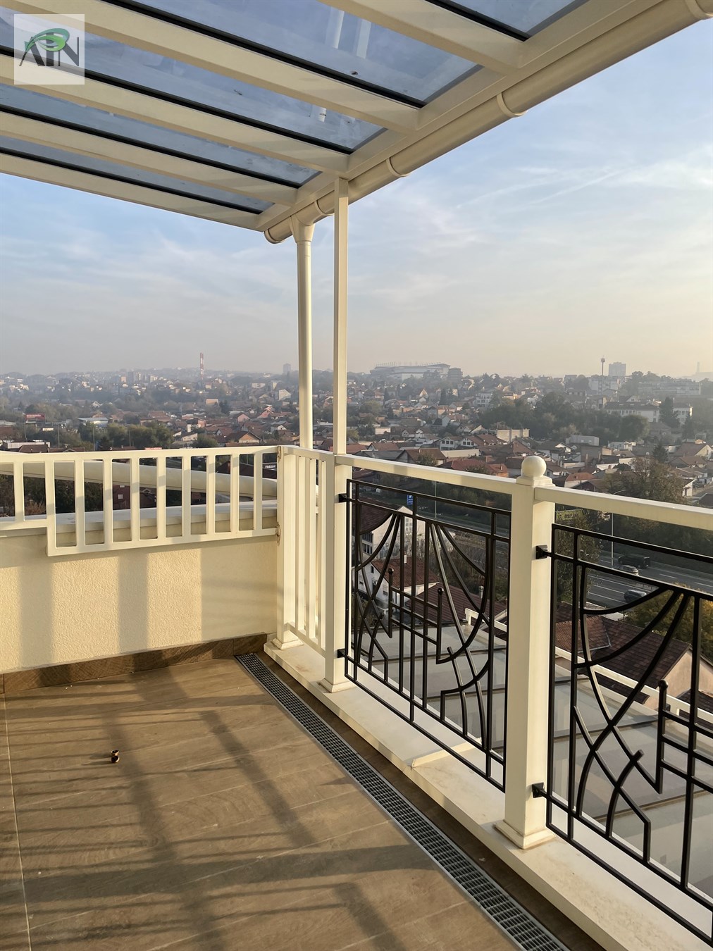 Unikatni prostrani porodični penthouse