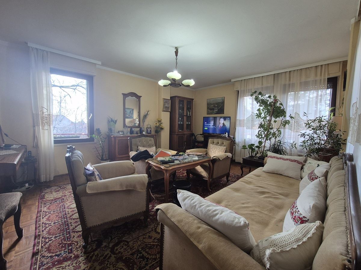 Komforan četvoroiposoban stan na Ceraku,98m2