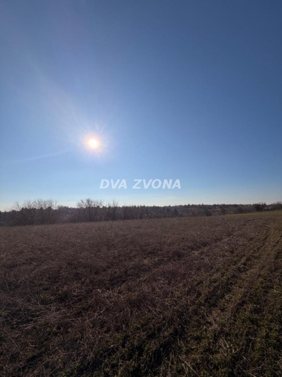 PARCELA U VIKEND ZONI CORTANOVCI - RAVAN PLAC 10 ARI SA STRUJOM I GASOM!