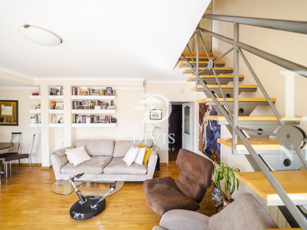 Trosoban dupleks u salonskoj zgradi, terasa i garaža,68m2