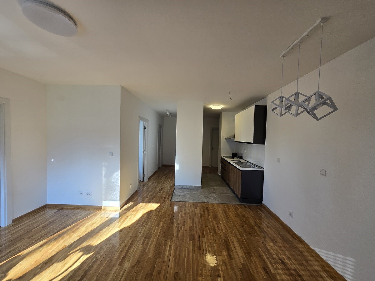 Četvorosoban stan za izdavanje na Paunovom Bregu,79m2