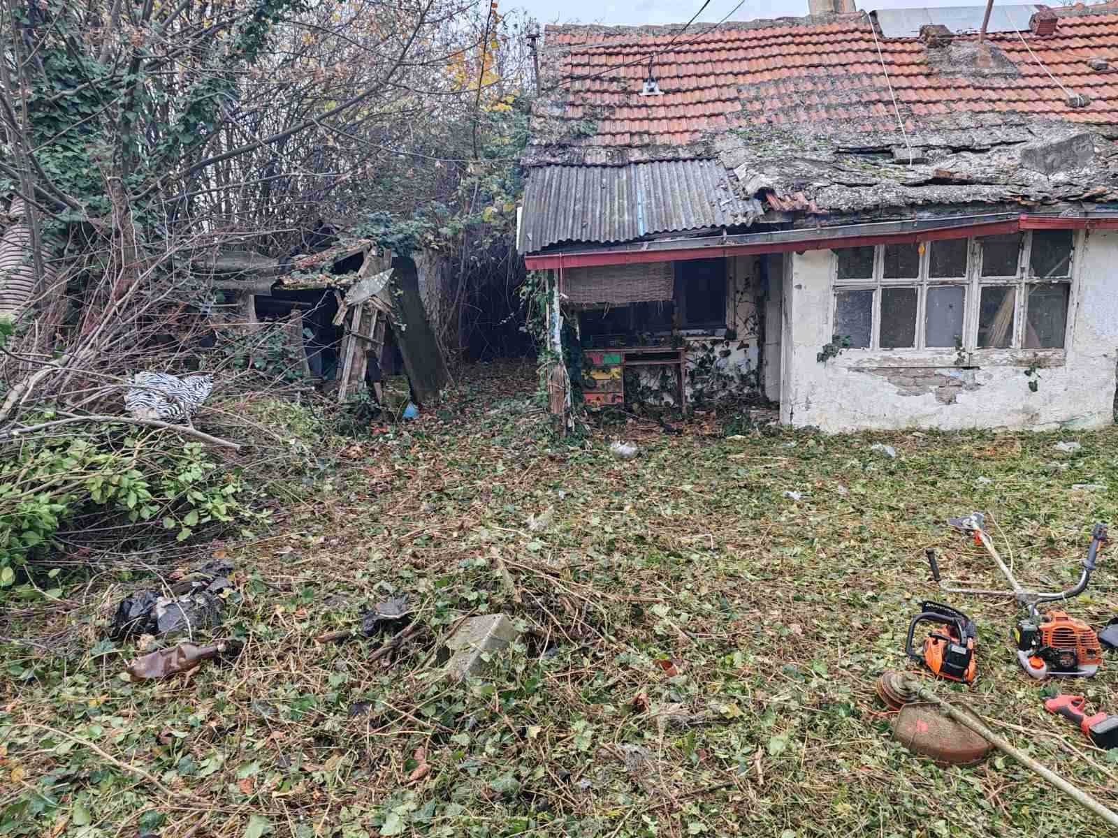 Batajnica , 43m2, 11,8 ari, uknjiženo