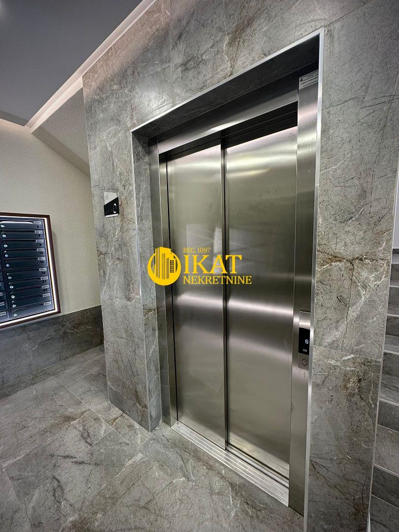 LUX, Cvetkova pijaca 61m2 sa terasom 48m2 ID#4976