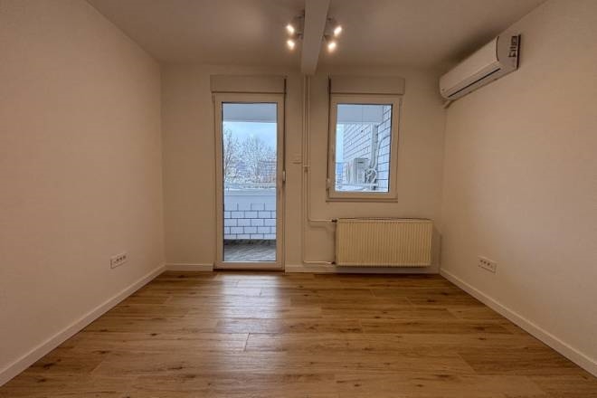 Poslovni prostor kod Arene, 3 garažna mesta, 73m2