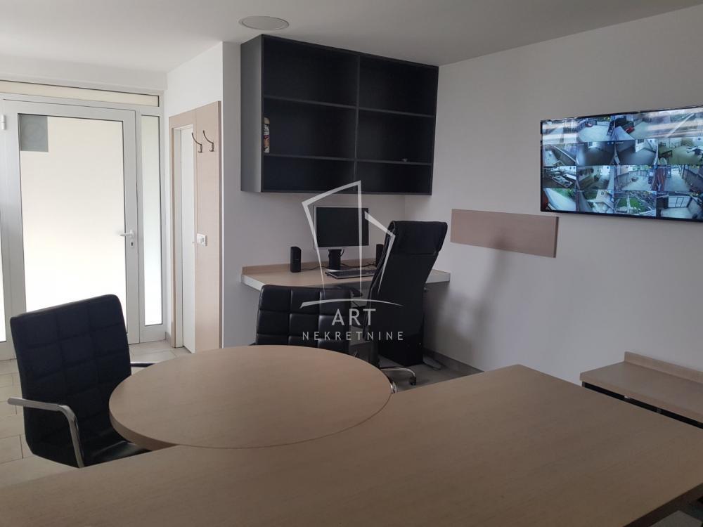 Moderna poslovna hala, mereno 360m2, sa teretnim liftom ID#1