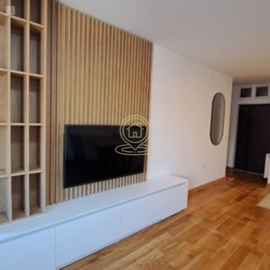 Izdaje se kompletno namešten stan – 50m², garažno mesto, Čair