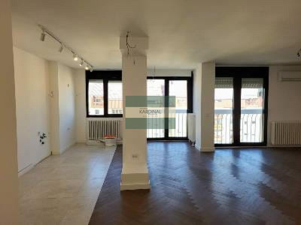 Penthouse Liman 3 – renoviran četvorosoban stan, 2 kupatila, terasa, TOP ponuda!