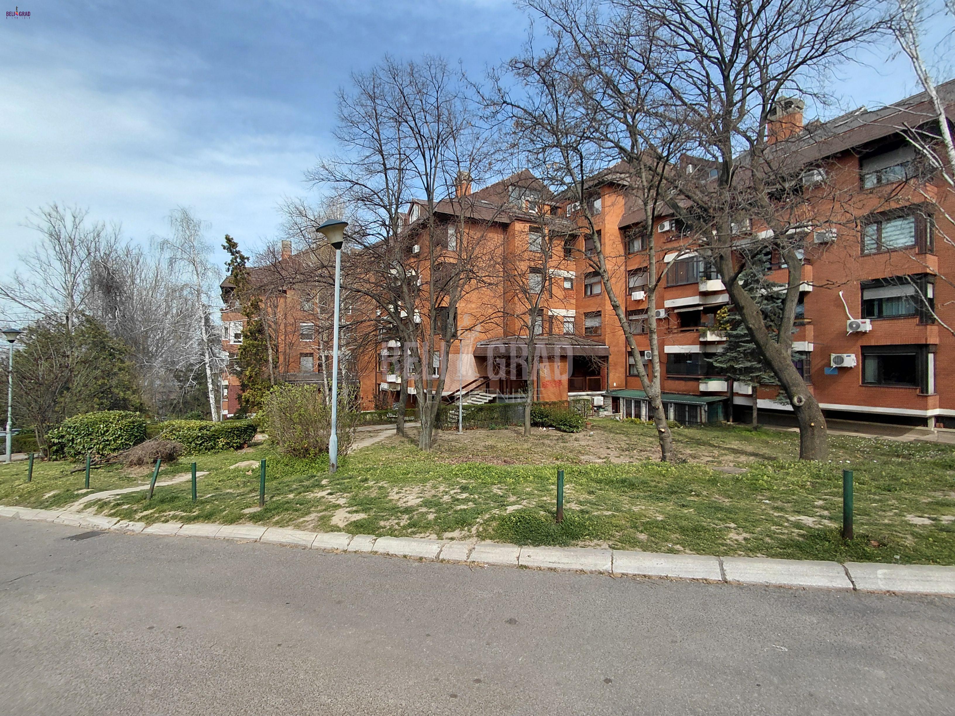 Višnjička banja, crvena fasadna cigla