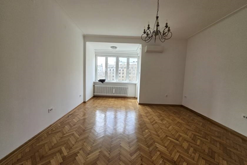 Četvoroiposoban salonski stan za izdavanje u centru, 136m2