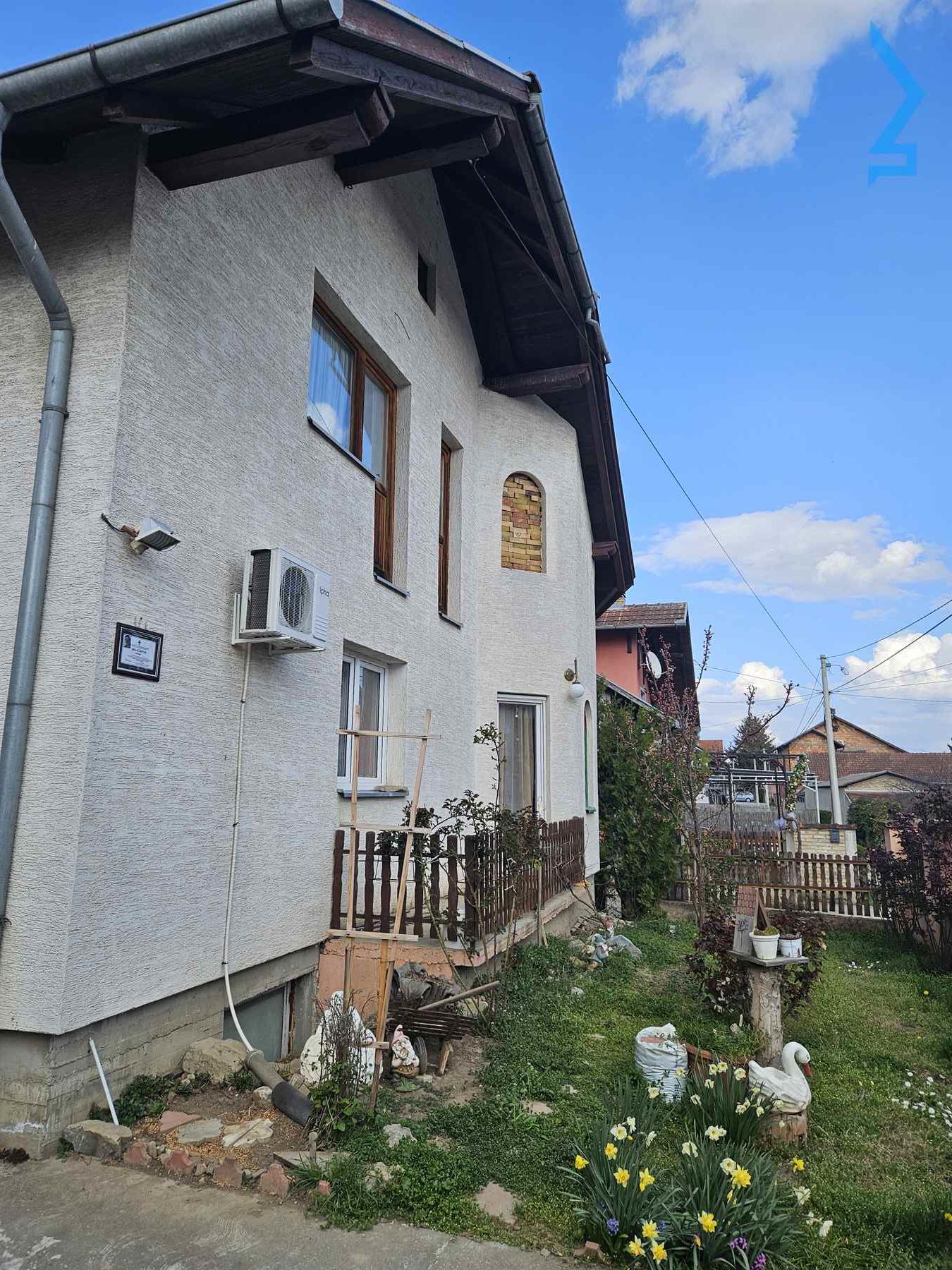 Kuća, 240 m2, Inđija