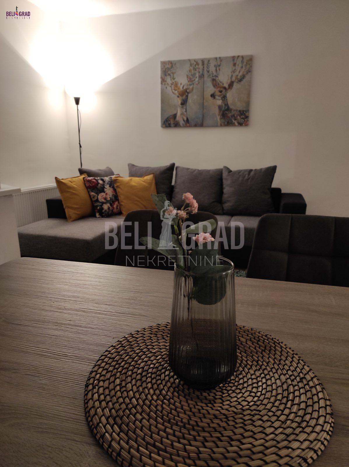 Izuzetan trosoban stan sa parking mestom