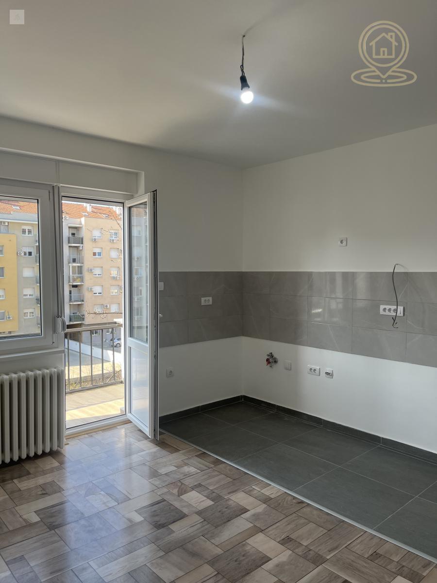 PRODAJA STANOVA NOVI SAD – DVOIPOSOBAN STAN GRBAVICA – 64m² – RENOVIRAN – TERASA – LIFT – ODLIČNA LOKACIJA