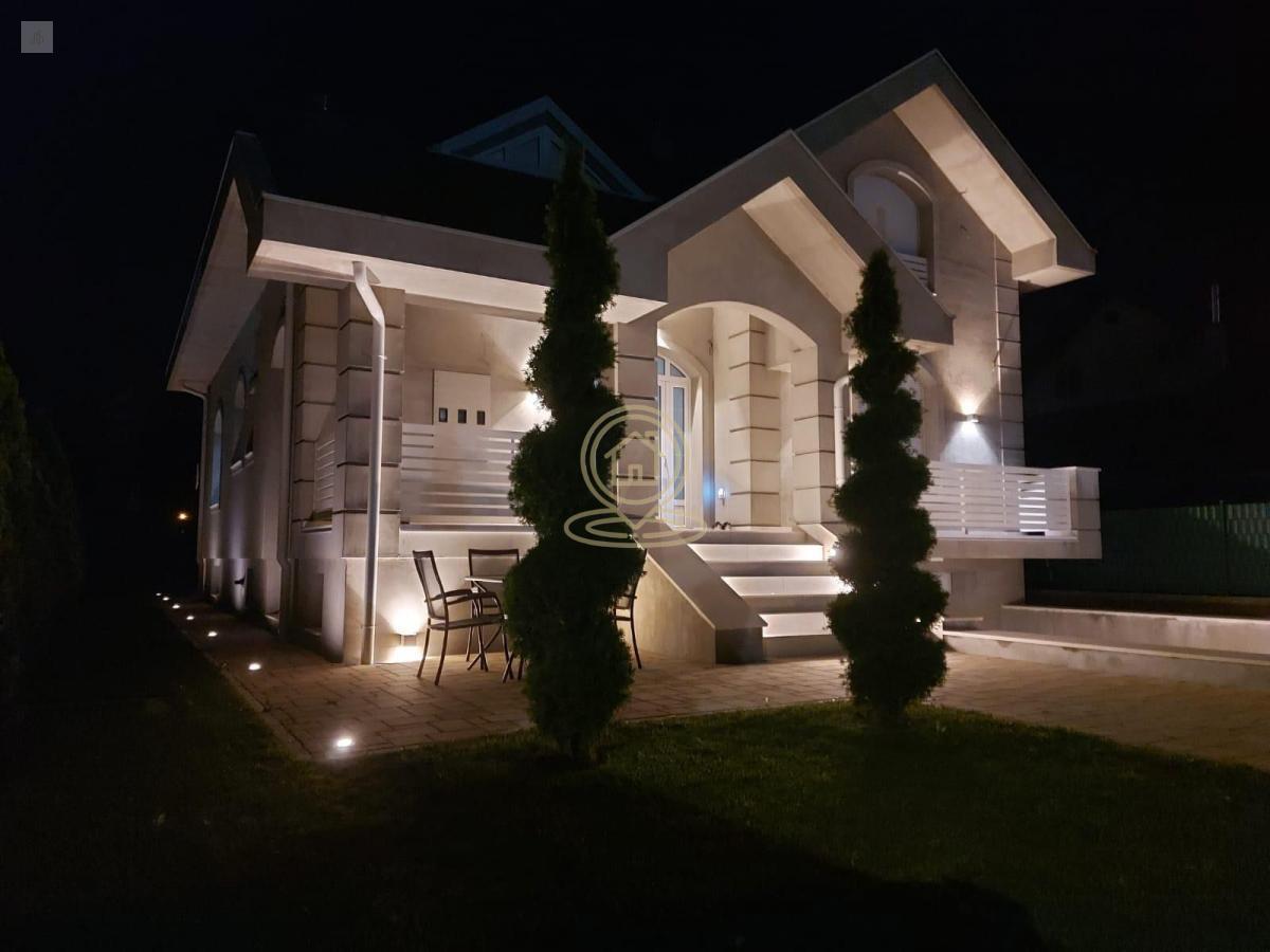 Prodaje se Lux kuća u centru Inđije