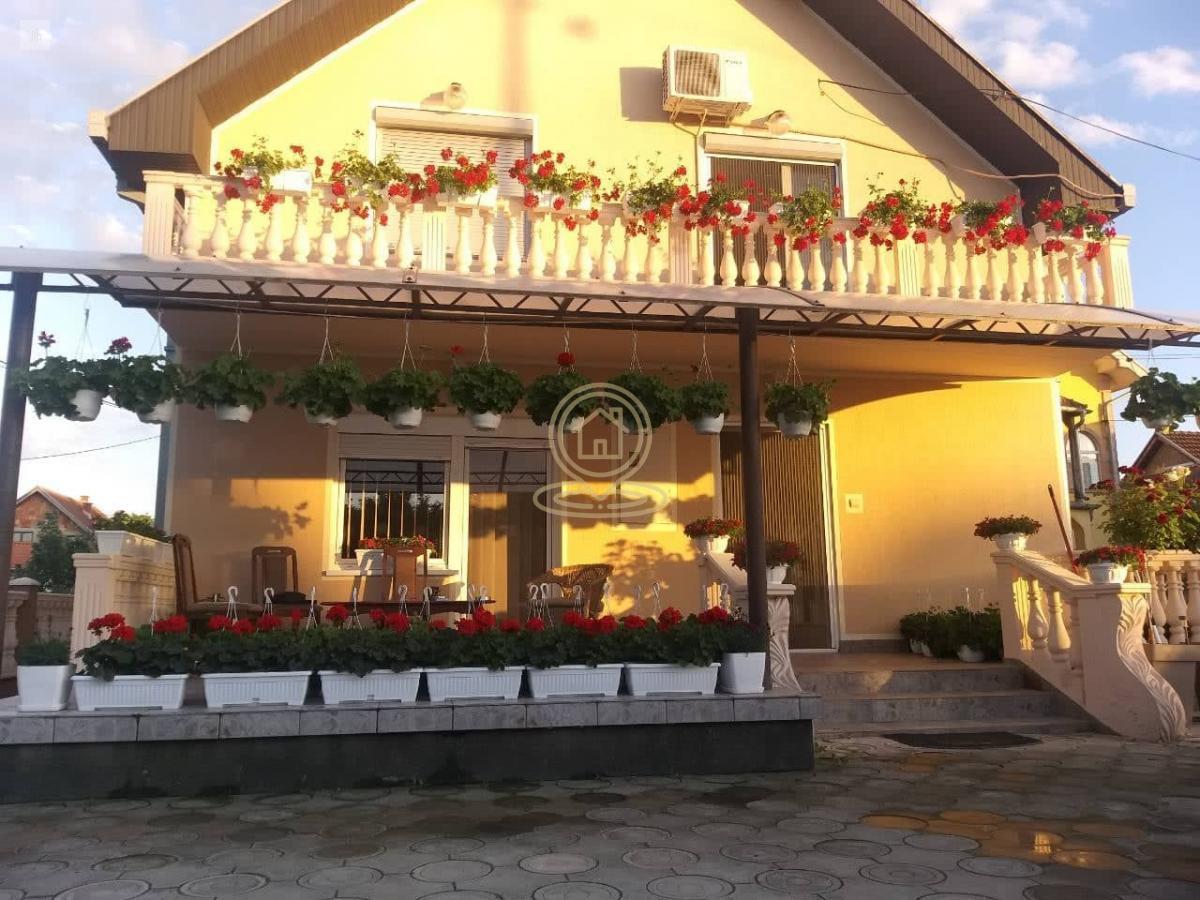 Prodaja kuća Obrenovac Zabrežje – porodična kuća 210m² na placu 11 ari, novogradnja, nameštena.