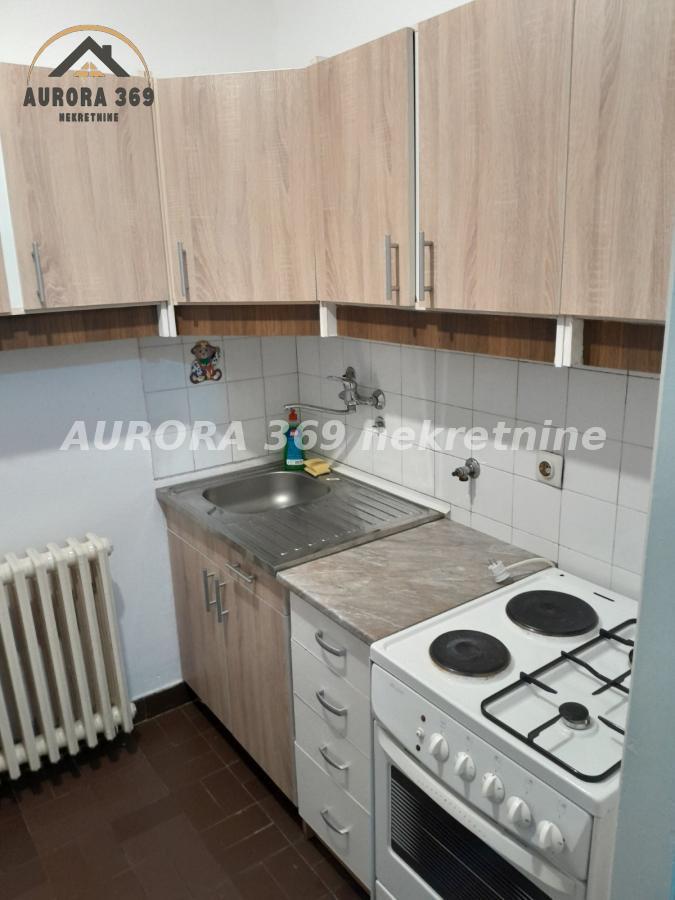 IZDAVANJE. NOVI SAD, BATE BRKIĆA, JEDNOIPOSOBAN 39m2, POLUNAMEŠTEN