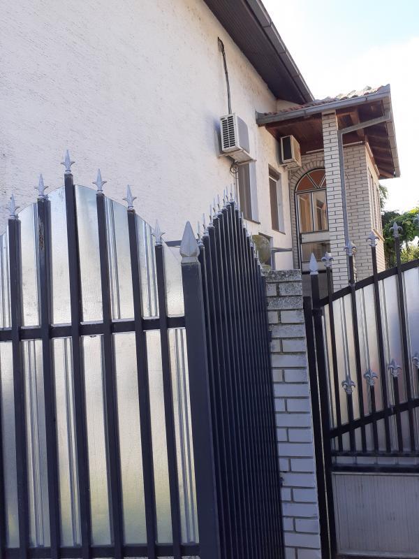 Surcin, kuća-ranč sa velikim potencijalima , 404 m2 , 2 garaze-36m2,  plac 11,7 ari