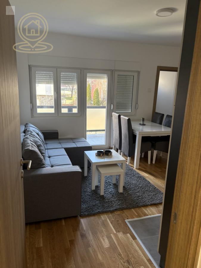 Izdaje se dvosoban stan, dvorišno orijentisan, dve terase - Petrovaradin 42m2