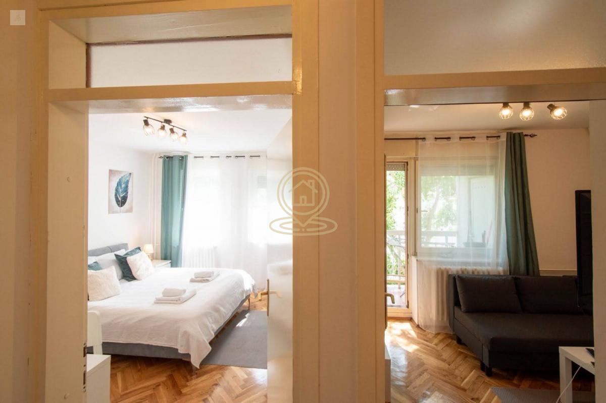 Izdavanje jednoiposobnog renoviranog stana sa terasom Bulevar Oslobodjenja 40m2