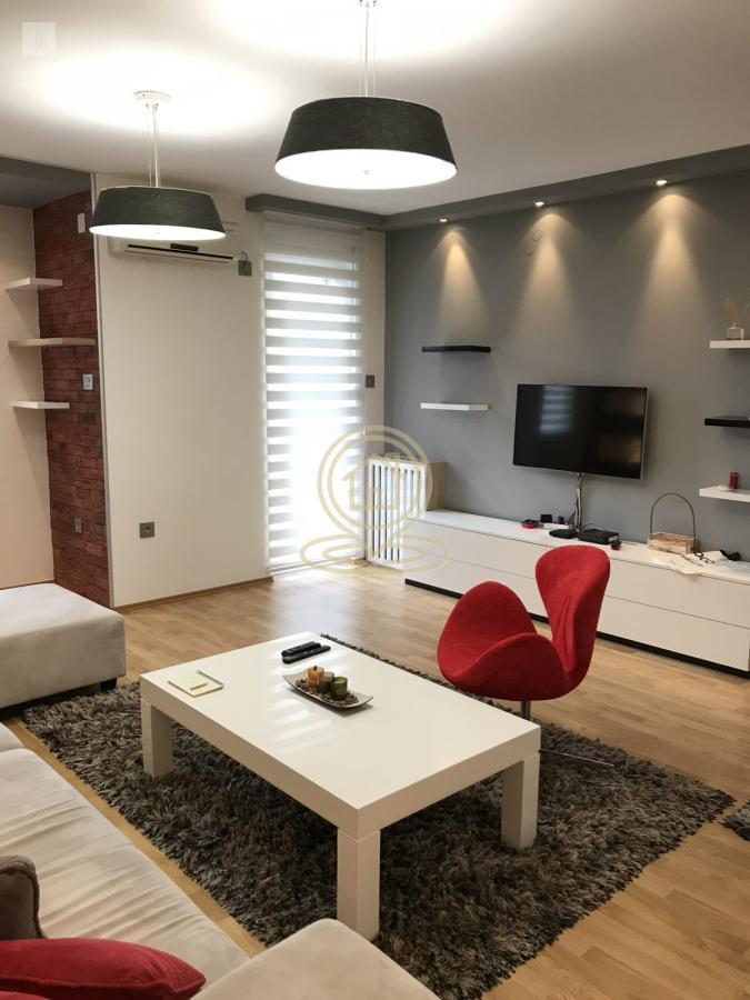 Izdaje se trosoban lux namešten stan sa terasom u Centru Novog Sada 66m2