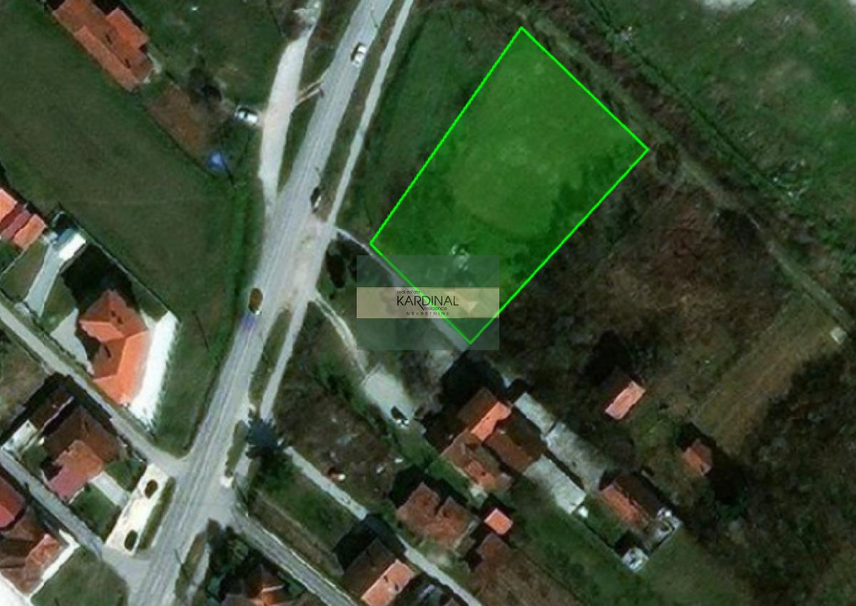 Parcela od 20 ari pored glavnog puta sa strujom i vodom!
