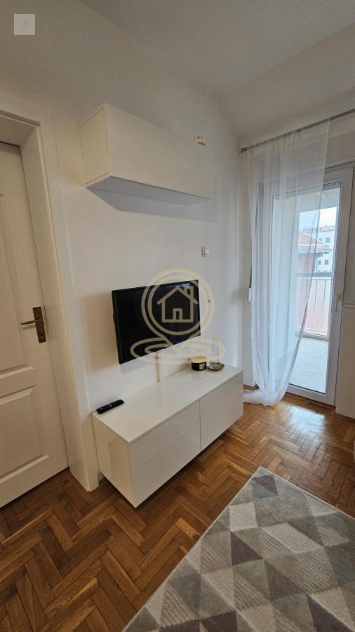 Prodaje se odličan jednoiposoban stan, Socijalno, 41m2