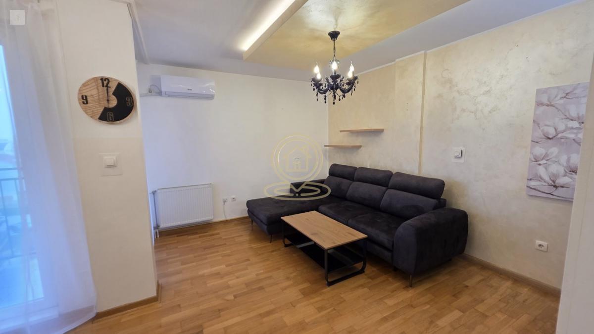 Prodaje se četvorosoban stan na Bulevaru Evrope, 81m2, useljiv