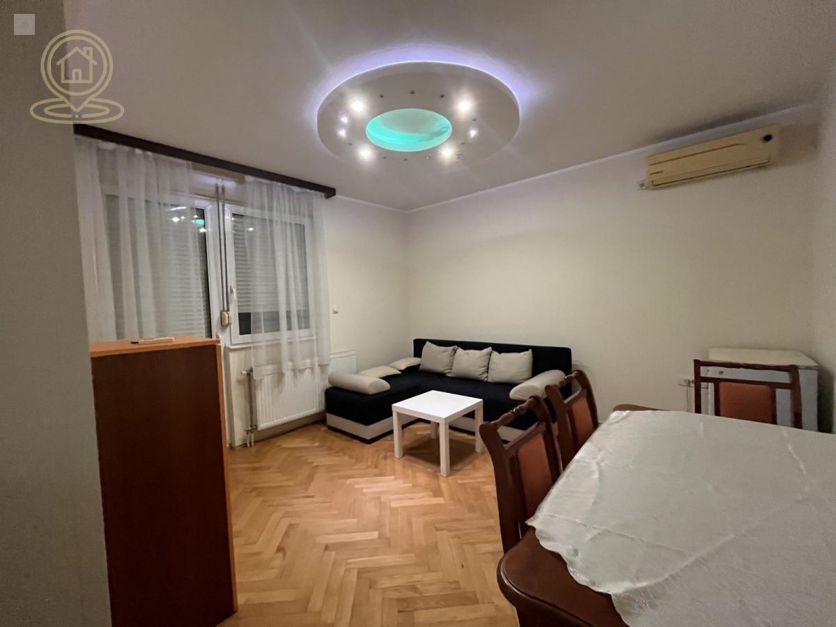 Izdavanje stanova Novi Sad – Namešten dvosoban stan 42 m² Grbavica, odlična lokacija, lift, klima