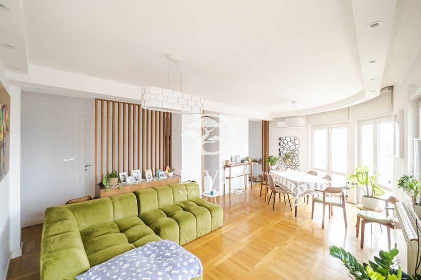 Trosoban stan sa velikom terasom na Vračaru,87m2