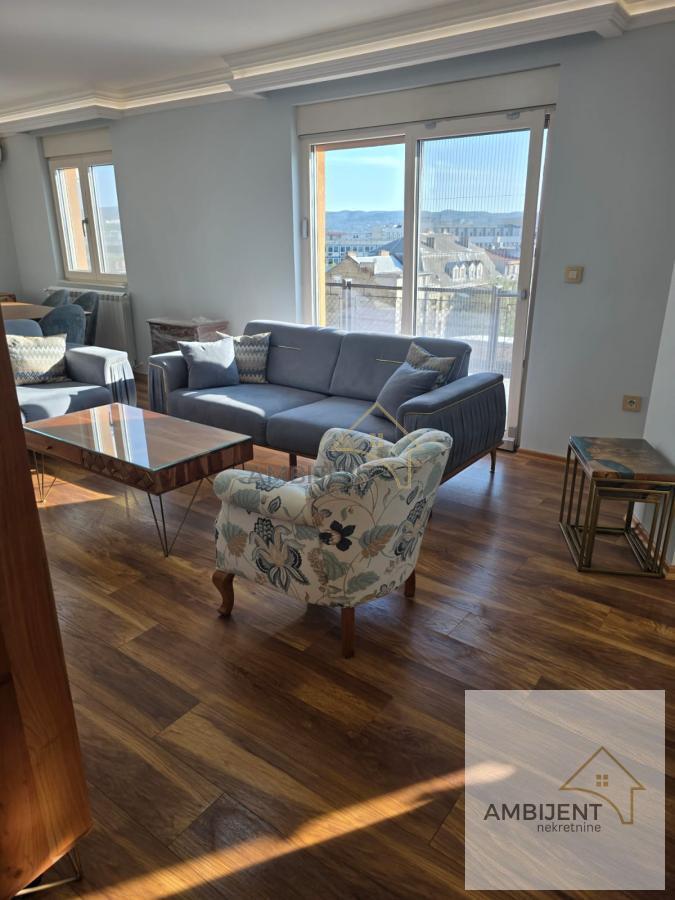 Trosoban stan površine 66 m², funkcionalnog rasporeda i savremeno opremljen