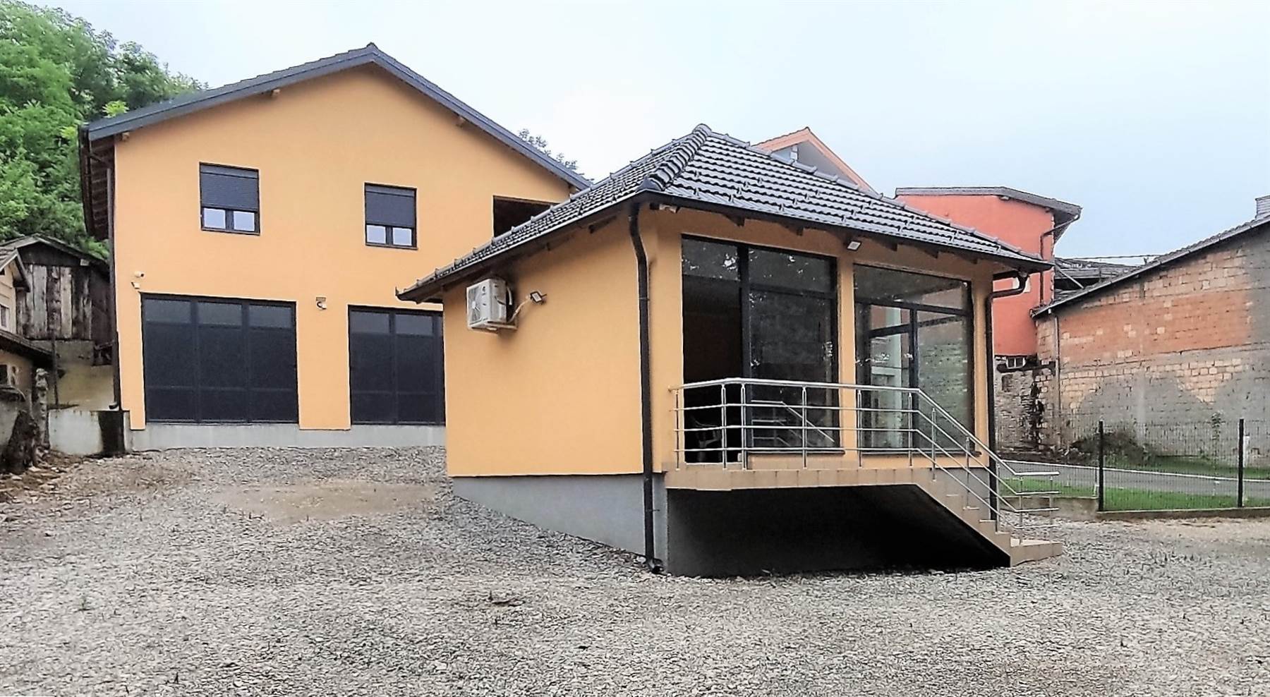 Jajinci, Avalski drum, poslovni objekat na 7ari, odm.useljiv