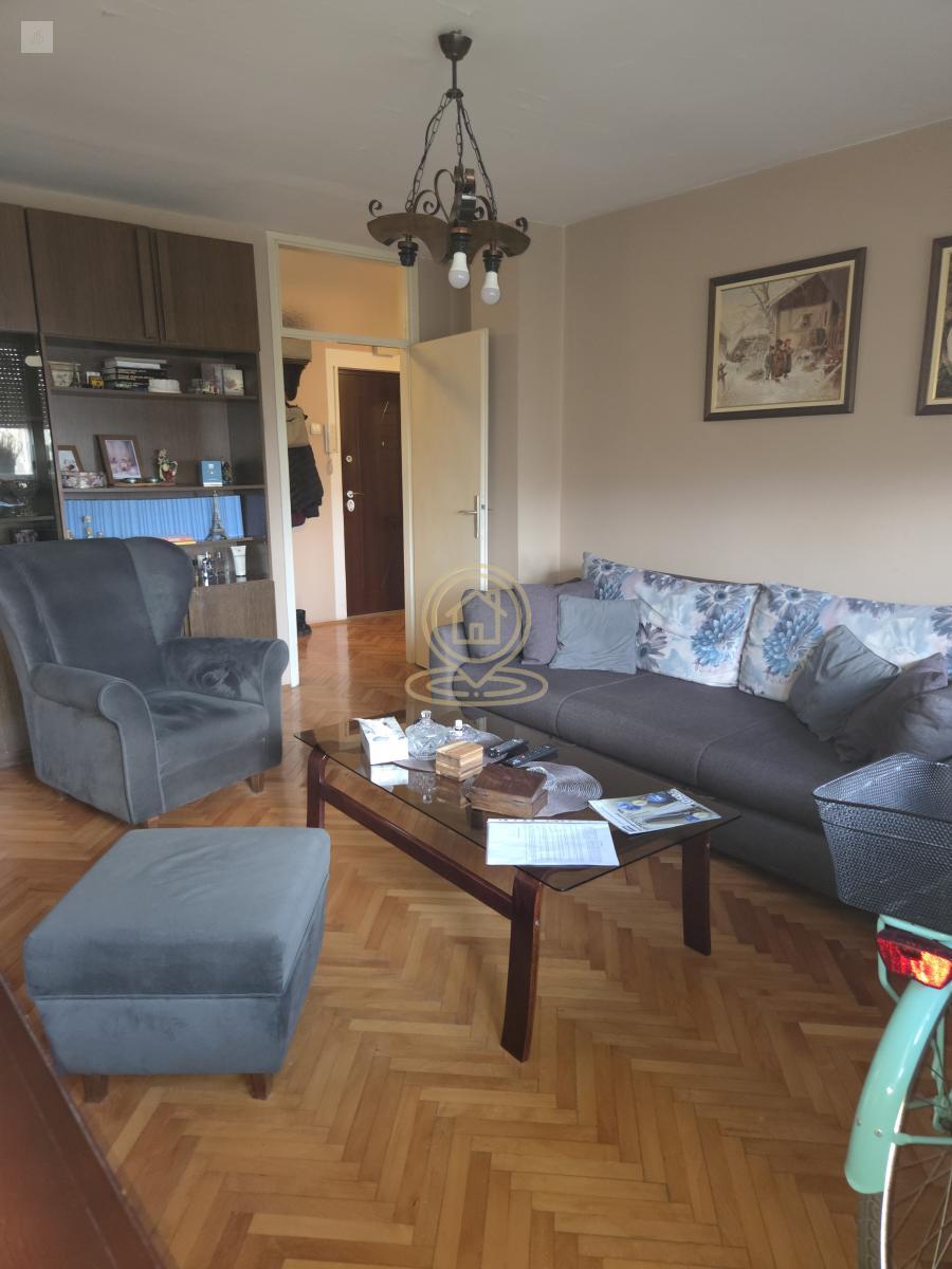 Na prodaju trosoban stan na Bulevaru Nemanjica