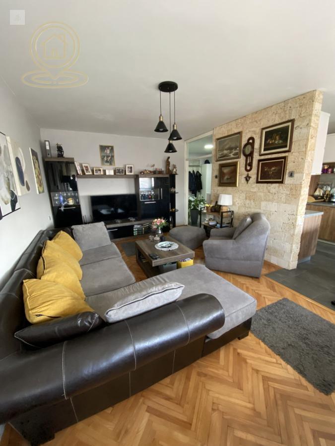 Na prodaju trosoban stan u samom centru Niša