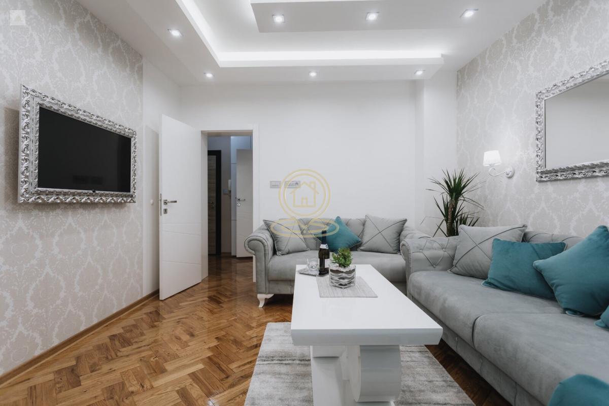 Prodaje se luksuzan jednoiposoban stan u Centru Novog Sada, 40m2
