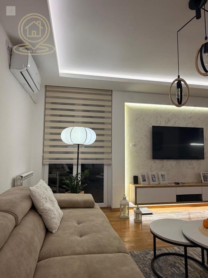 Prodaje se luksuzno opremljen dvosoban stan na Detelinari - 68m2