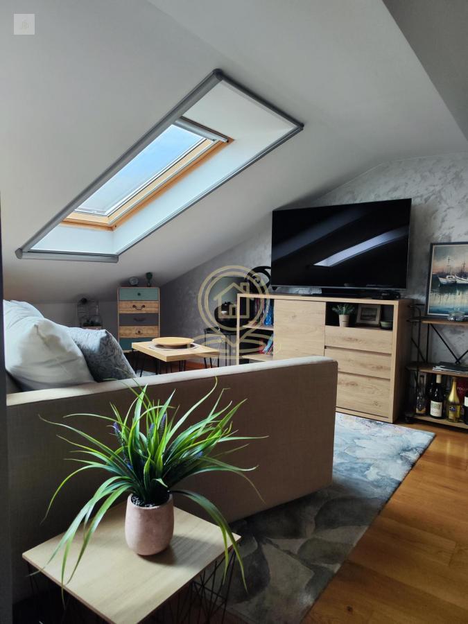 Prodaja dvosobnog stana Beograd, potkrovlje 63m2 (uknjiženo 35.5m2), garaža, namešten, CG, odlična lokacija – idealno za izdavanje stanova Beograd
