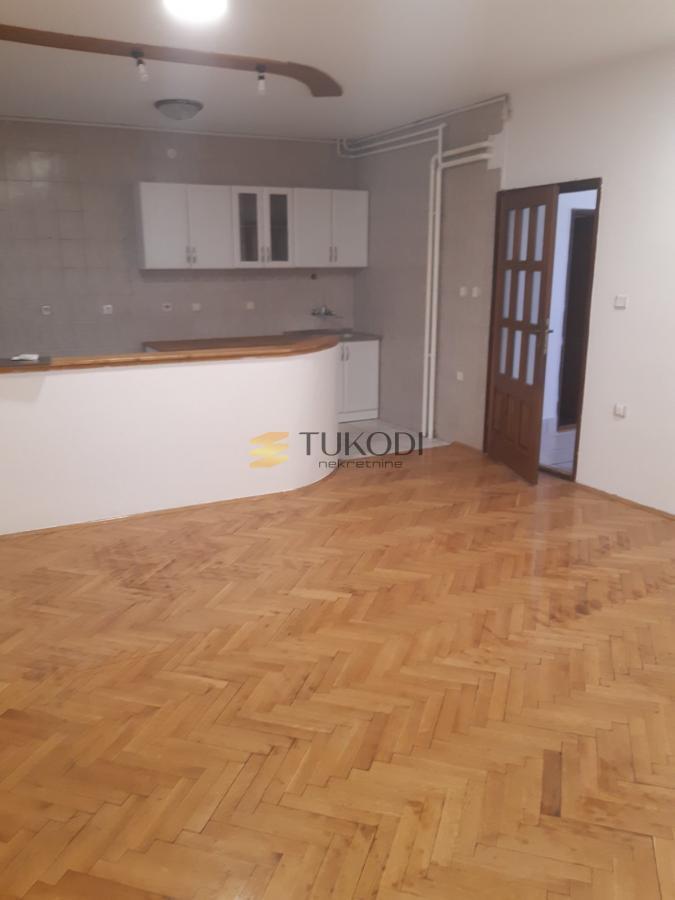 Izdavanje kuće za poslovni prostor 303m2 - Telep