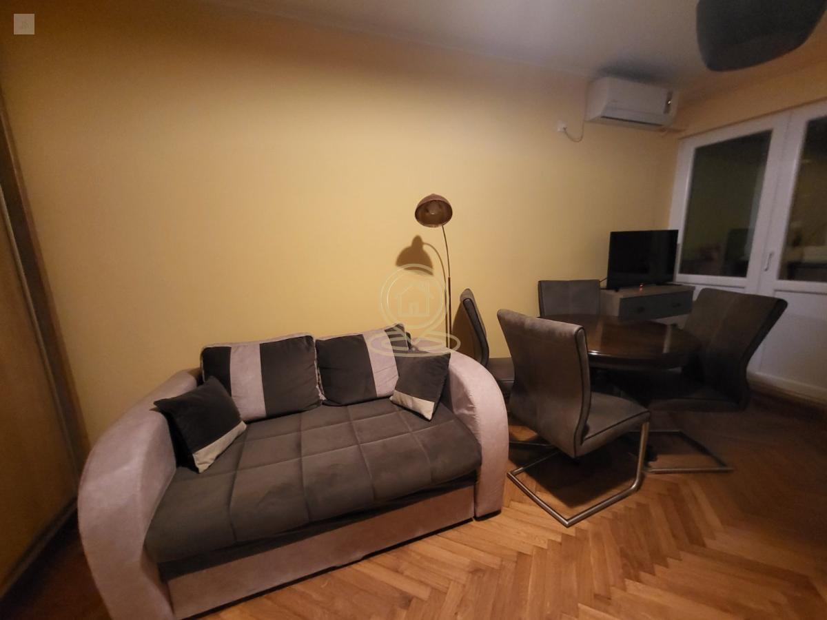 Izdaje se jednosoban stan na Bulevaru Oslobođenja, 30m2