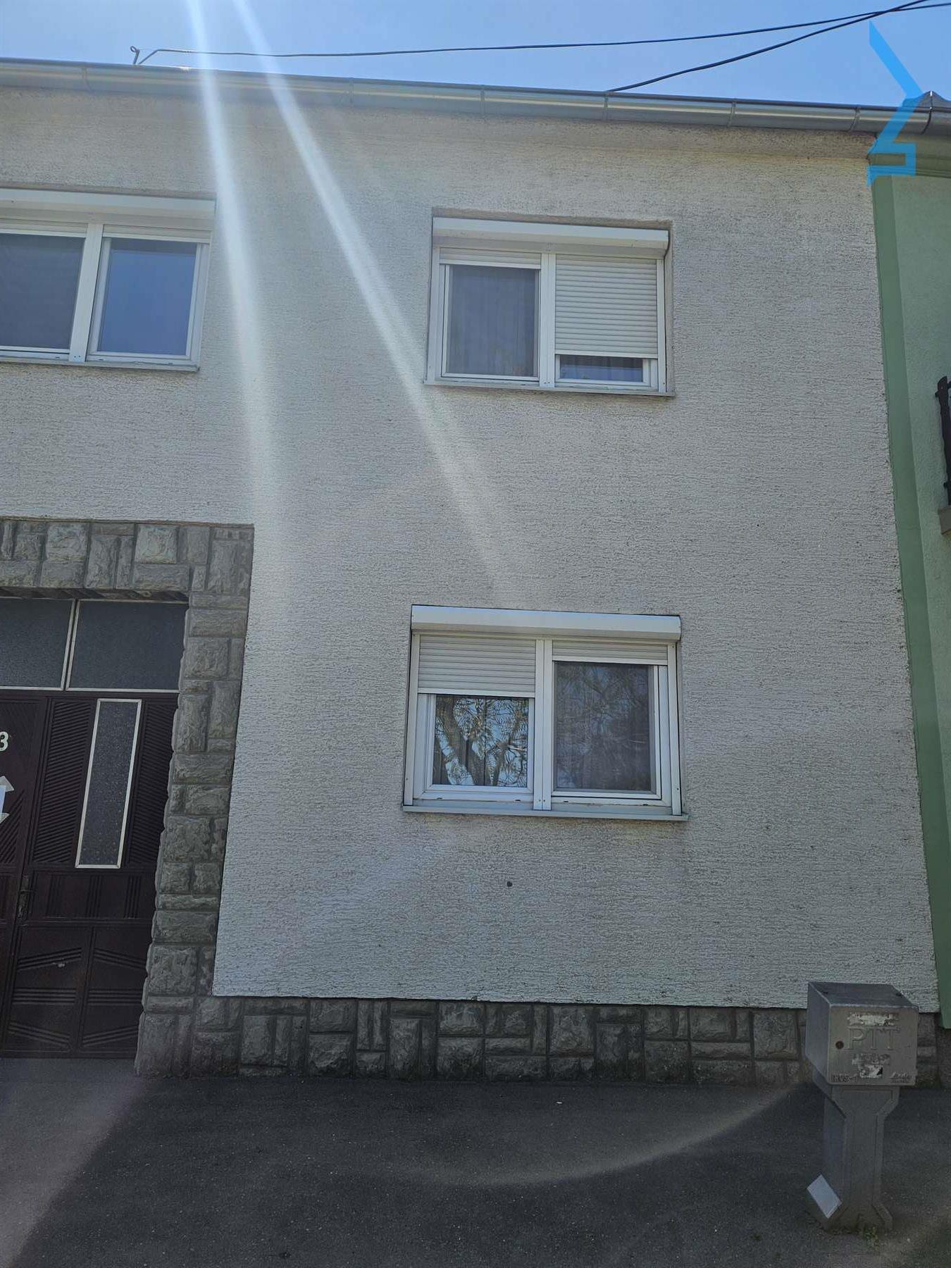 Kuća, 200 m2, Inđija