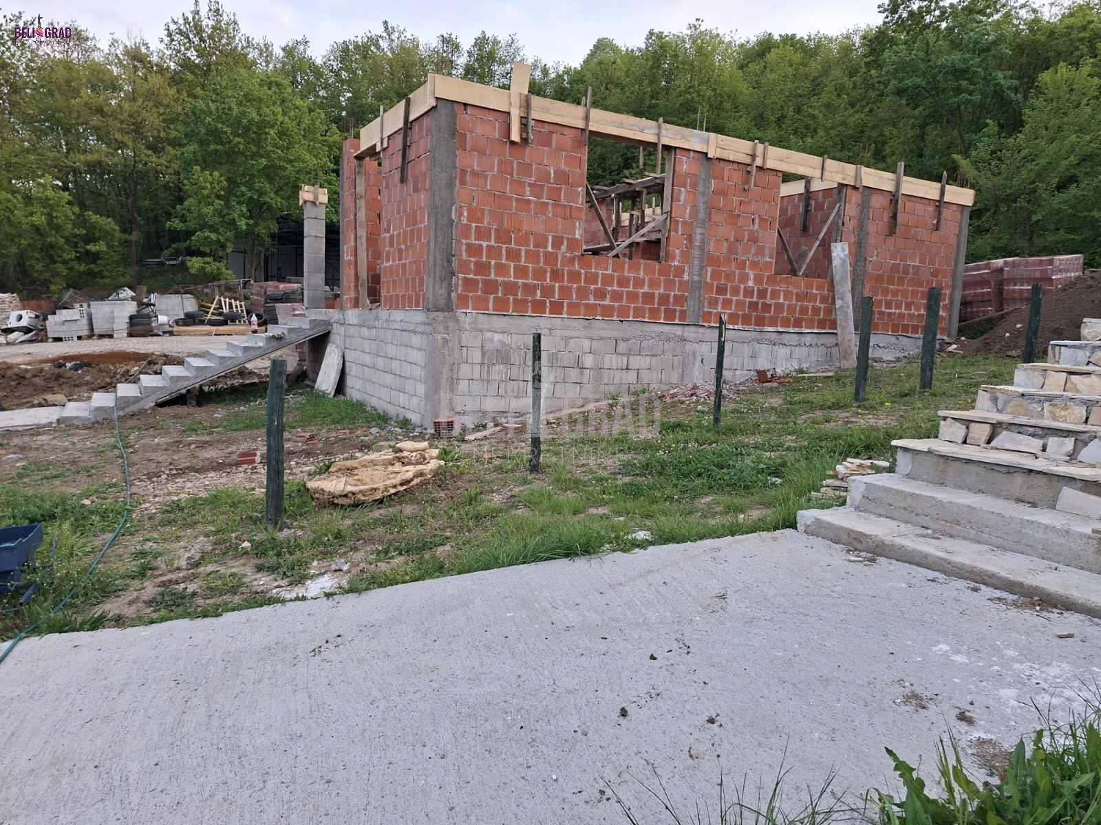 Gradjevinski plac sa kucom u izgradnji