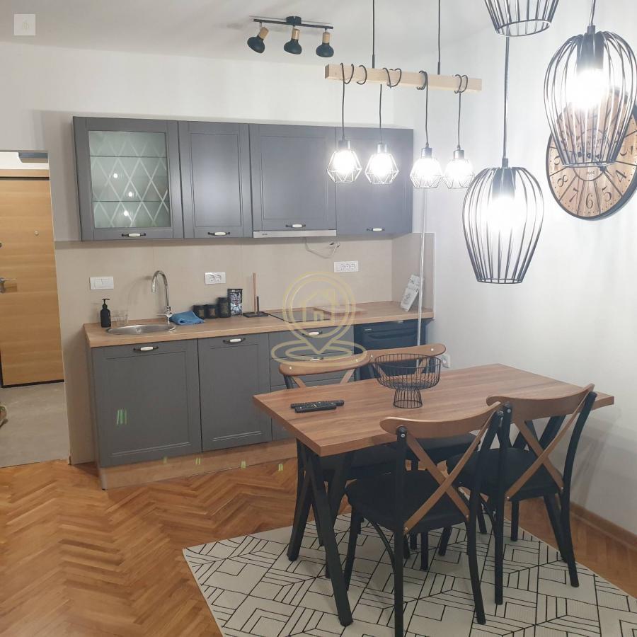 Izdaje se komforan trosoban stan u Centru Novog Sada, 70m2
