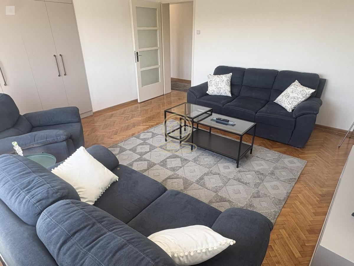 Trosoban stan u Bulevaru Oslobodjenja – renoviran, 2 terase