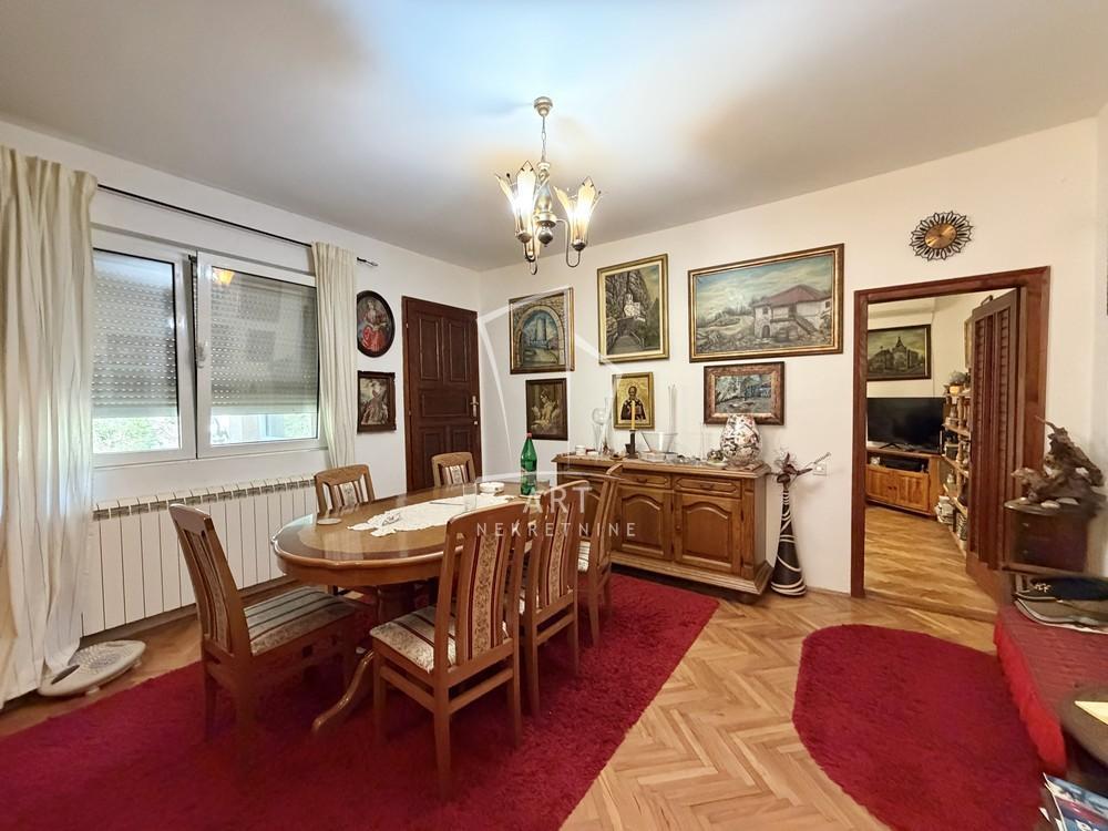 Dve kuće sa pomoćnim objektima ID#15146