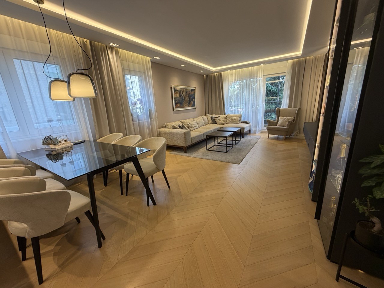 Prodajemo luksuzno namešten, renoviran, 3.0 stan, 81m2+6m2 