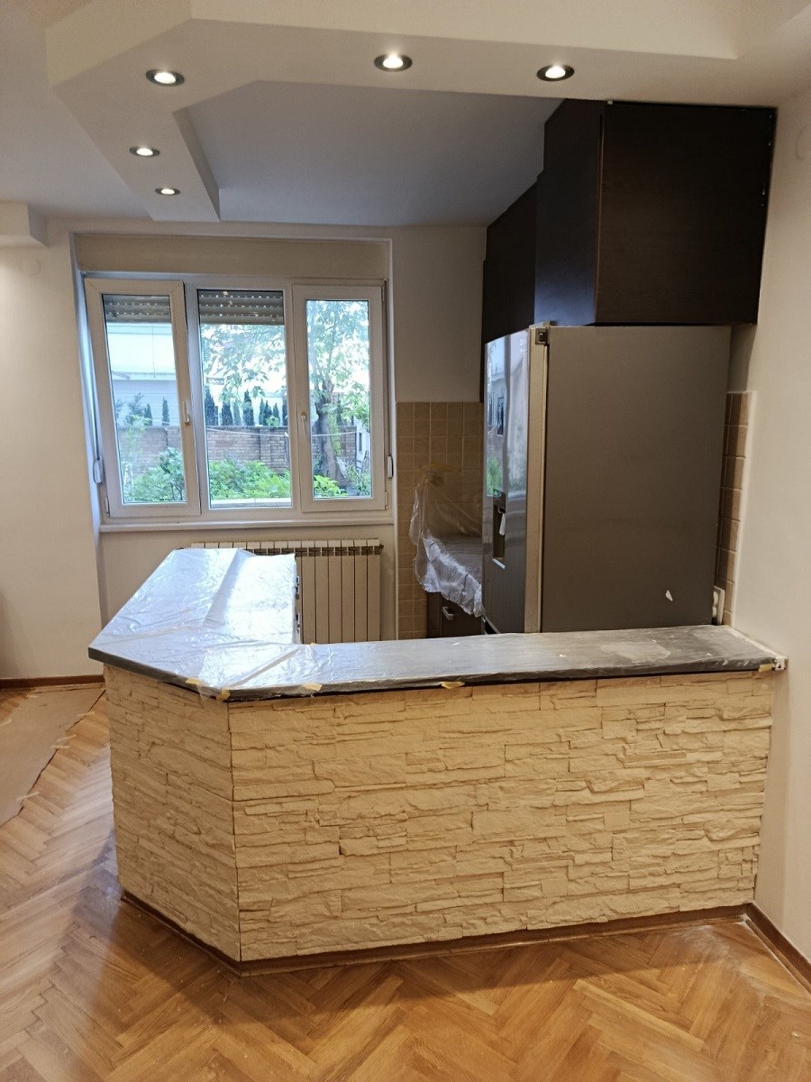 Renoviran salonski stan kod Crvenog krsta, 66m2