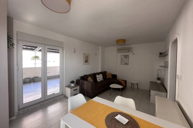 Namešten 1.5 stan sa velikom terasom u centru,34m2