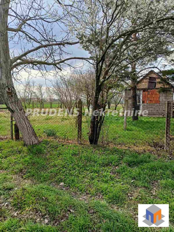 Sremski Mihaljevci, kućica na placu